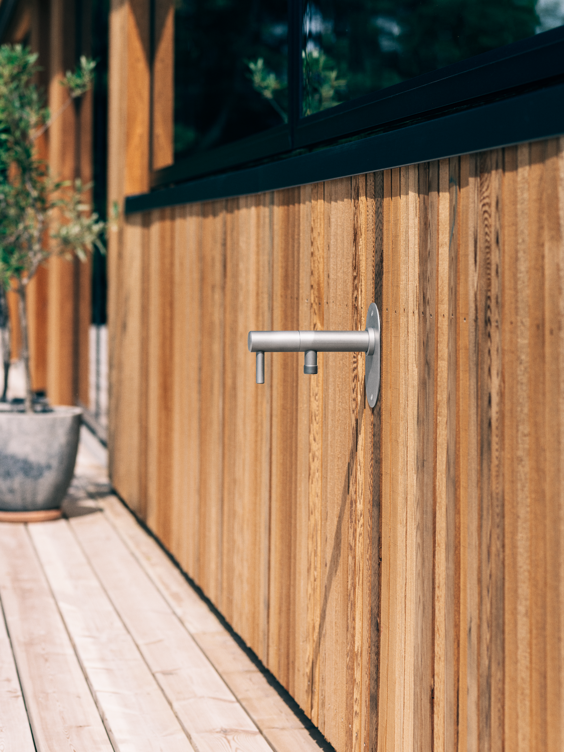 Frostline DUO wall udendørs vandhane 300-550 mm, glasblæst rustfri stål