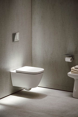 Billede af badeværelse med væghængt toilet
