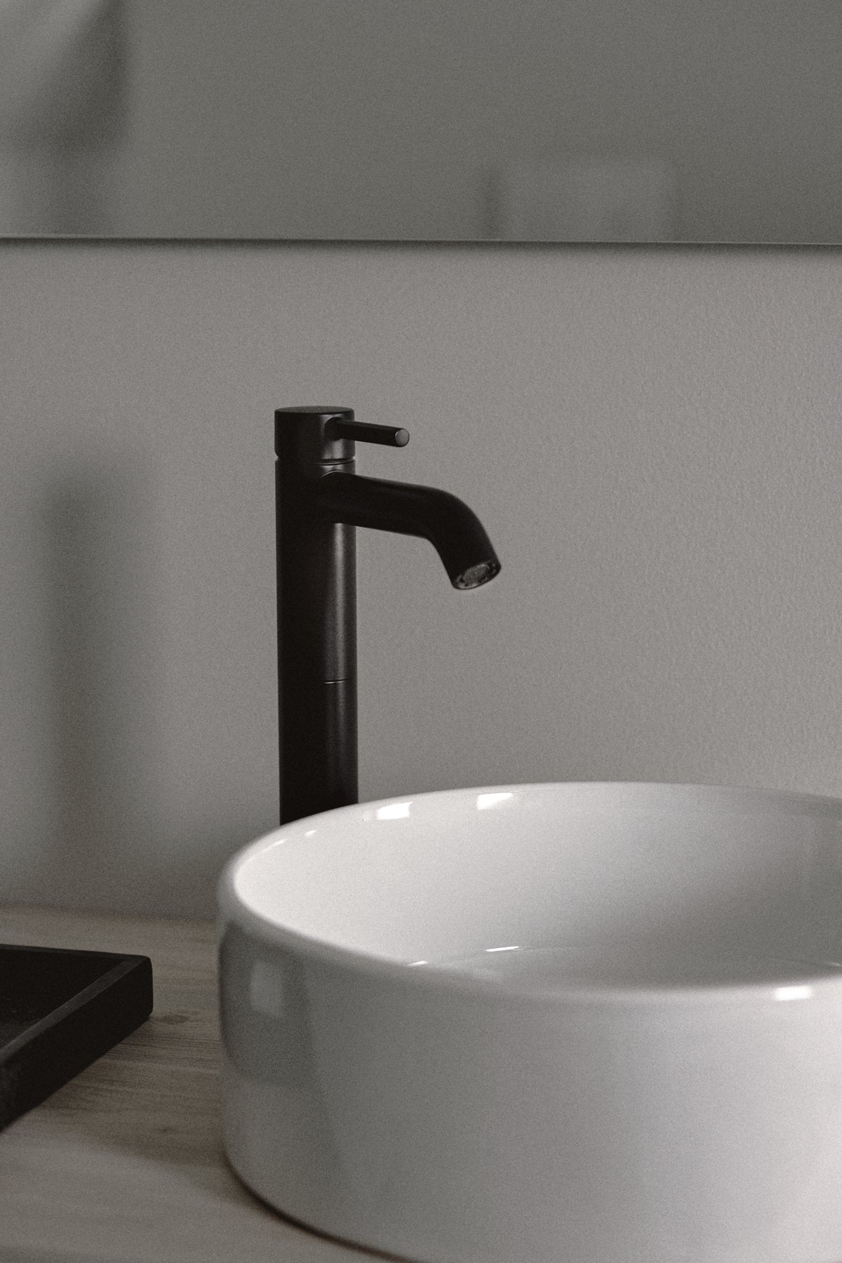 Ideal Standard håndvask og sort armatur