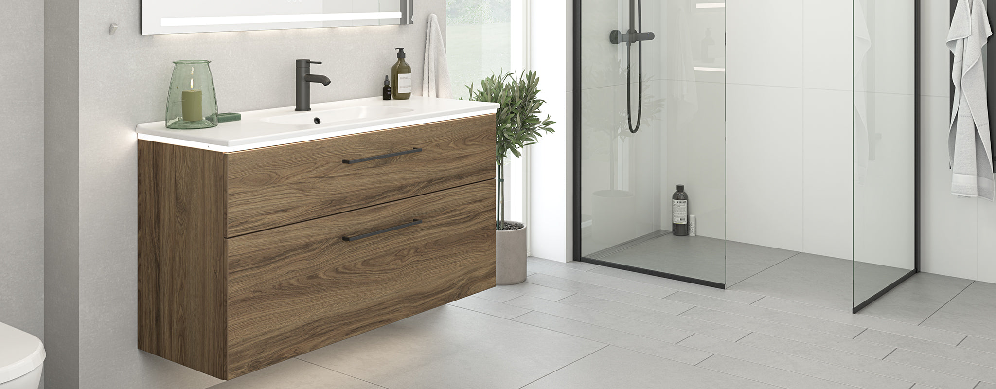 Badeværelse med møbel og brusekabine