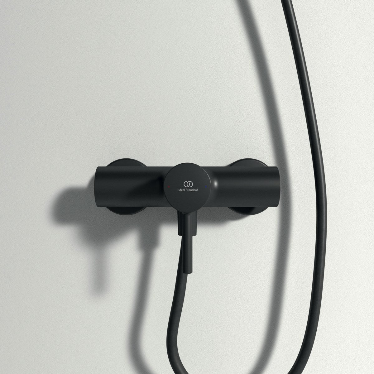 Ideal Standard Ceraline brusearmatur, mat sort – miljøbillede