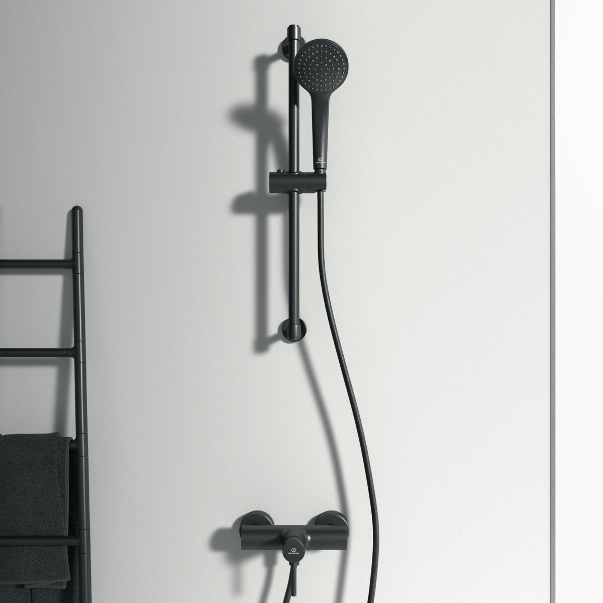 Ideal Standard Ceraline brusearmatur, mat sort – miljøbillede