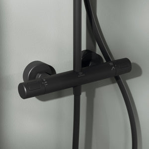 Ideal Standard Ceratherm T25+ brusesystem med termostat, mat sort – miljøbillede