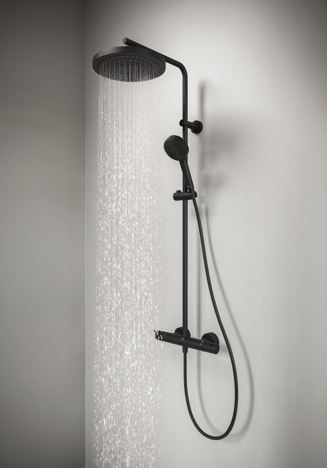 Ideal Standard Ceratherm T25+ brusesystem med termostat, mat sort – miljøbillede