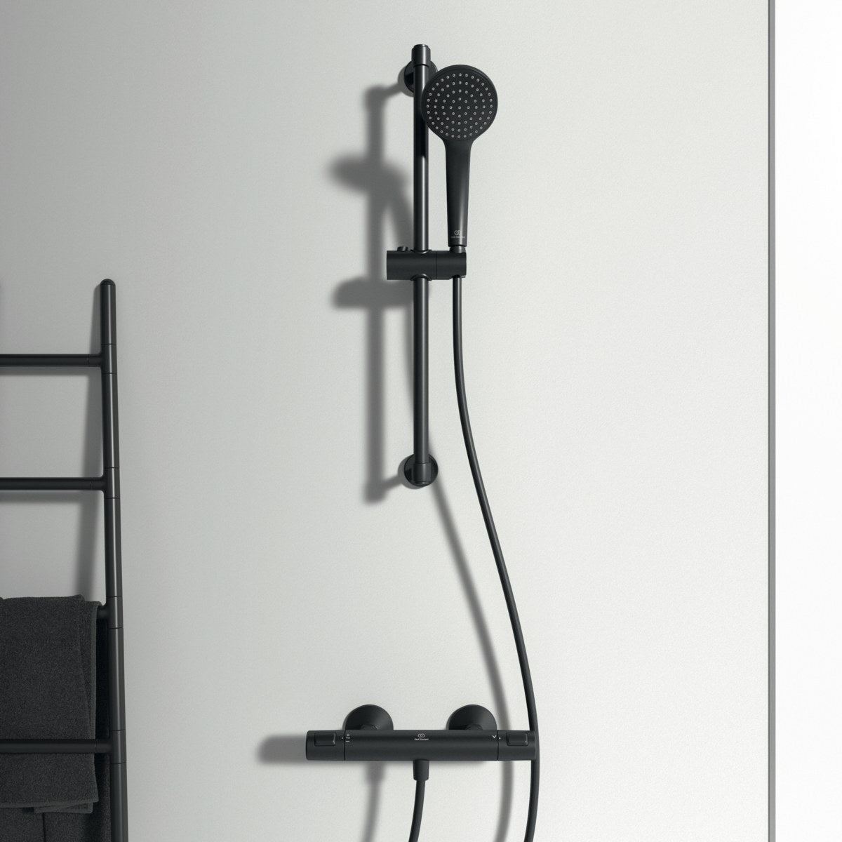 Ideal Standard Ceratherm T25 brusetermostat, mat sort – miljøbillede