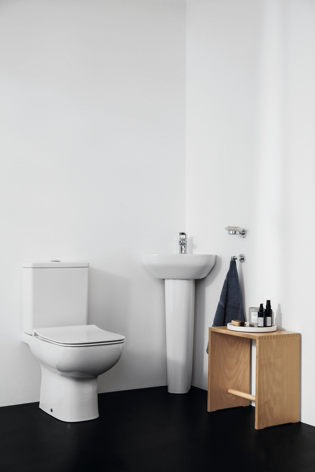 Ideal Standard i.life A hjørnehåndvask, 45x41 cm, hvid – miljøbillede