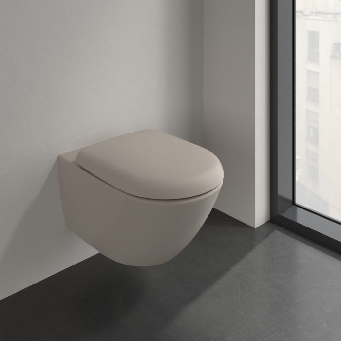 Villeroy & Boch Antao væghængt toilet uden skyllekant inkl. soft close-sæde, Almond (mat beige) – miljøbillede