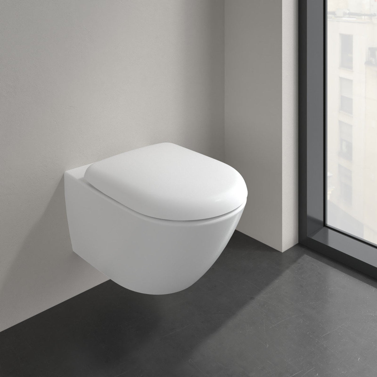 Villeroy & Boch Antao væghængt toilet uden skyllekant inkl. soft close-sæde, Stone White (mat hvid) – miljøbillede
