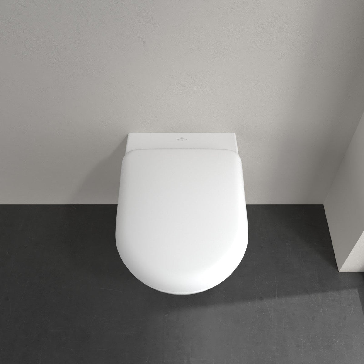 Villeroy & Boch Antao væghængt toilet uden skyllekant inkl. soft close-sæde, Stone White (mat hvid) – miljøbillede